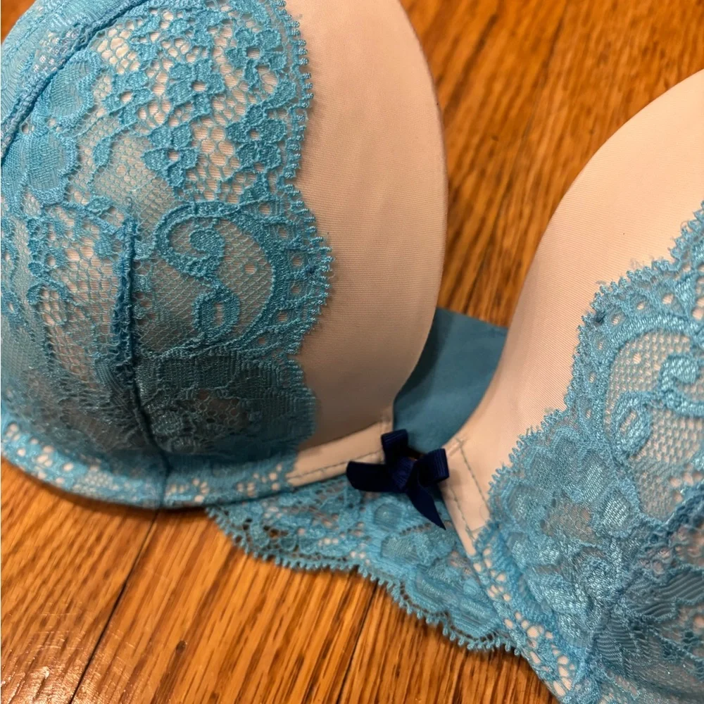 Victoria's Secret Dream Angels Blue and Cream Lace Push-Up Bra - Picture 2 of 4